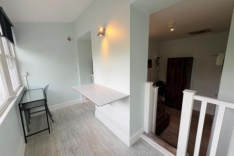 Studio to rent, Camden Road, Islington, N7
