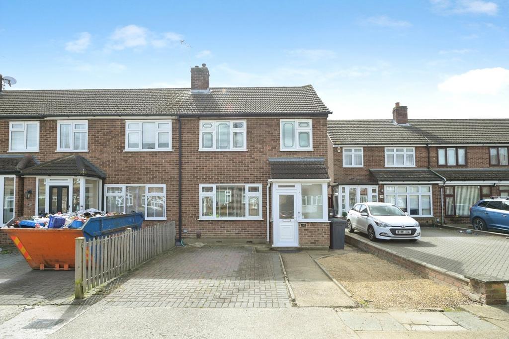 Frinton Road, ROMFORD, Essex, RM5 3 bed end of terrace house for sale ...