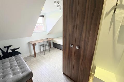 Studio to rent, Camden Road, Islington, N7
