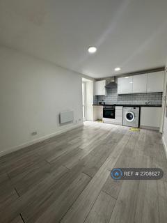 Studio to rent, Park Lane, London, N17