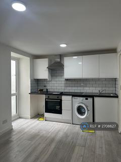 Studio to rent, Park Lane, London, N17
