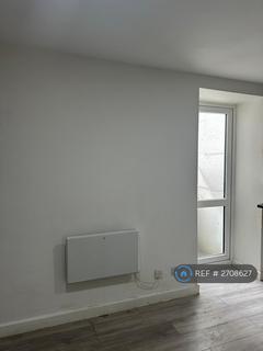 Studio to rent, Park Lane, London, N17