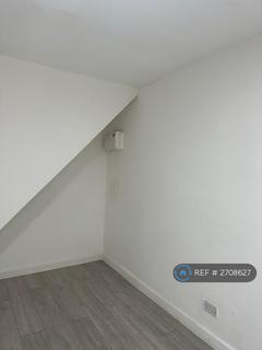 Studio to rent, Park Lane, London, N17