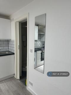 Studio to rent, Park Lane, London, N17