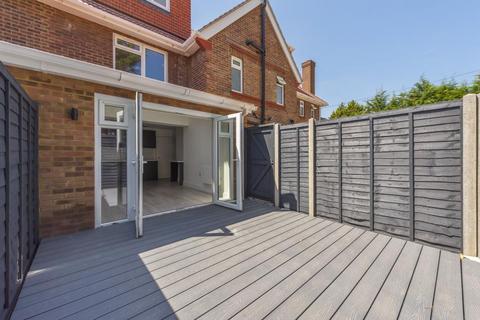 2 bedroom flat to rent, Charles Road, Staines TW18