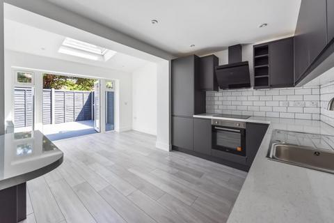 2 bedroom flat to rent, Charles Road, Staines TW18