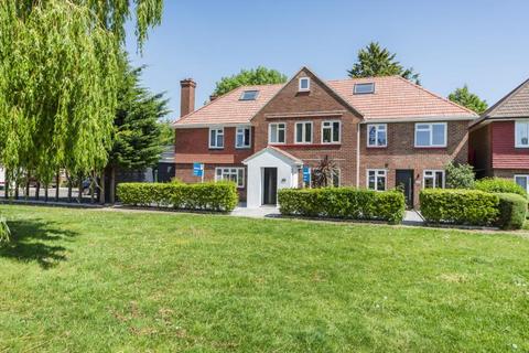 2 bedroom flat to rent, Charles Road, Staines TW18