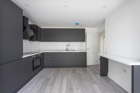 2 bedroom flat to rent, Charles Road, Staines TW18