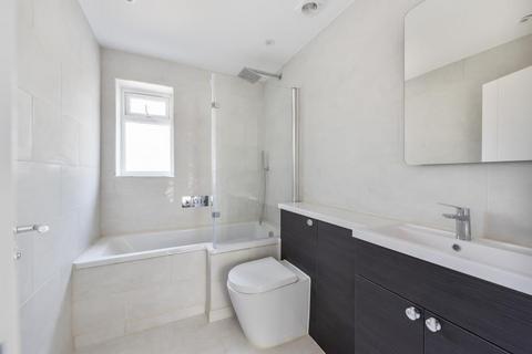 2 bedroom flat to rent, Charles Road, Staines TW18