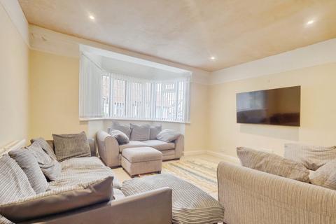 2 bedroom flat for sale, Linden Court, Leigh-on-Sea SS9