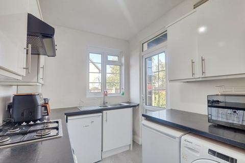 2 bedroom flat for sale, Linden Court, Leigh-on-Sea SS9