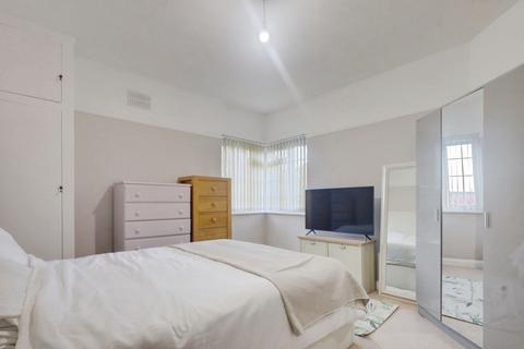 2 bedroom flat for sale, Linden Court, Leigh-on-Sea SS9