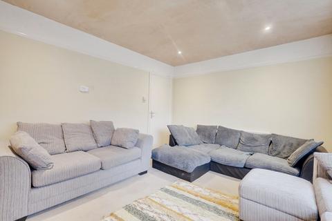 2 bedroom flat for sale, Linden Court, Leigh-on-Sea SS9