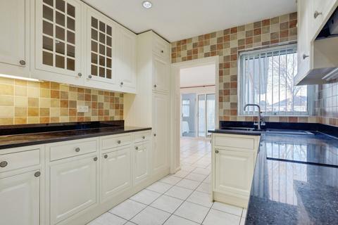 2 bedroom semi-detached bungalow for sale, Dering Crescent, Leigh-on-sea SS9