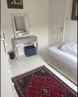 1 bedroom in a house share to rent, Snarsgate Street, London W10