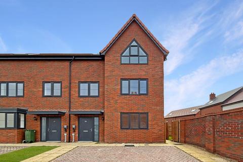 4 bedroom terraced house to rent, Osbourne Gardens, Aylesbury, Buckinghamshire, HP21 8UJ