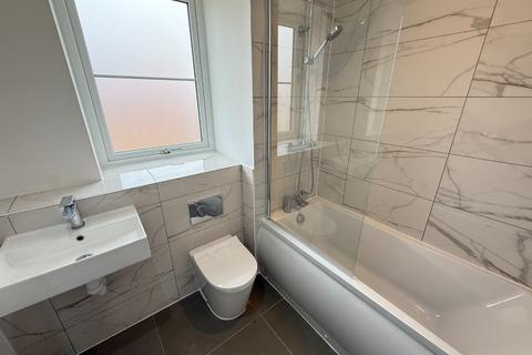 4 bedroom terraced house to rent, Osbourne Gardens, Aylesbury, Buckinghamshire, HP21 8UJ