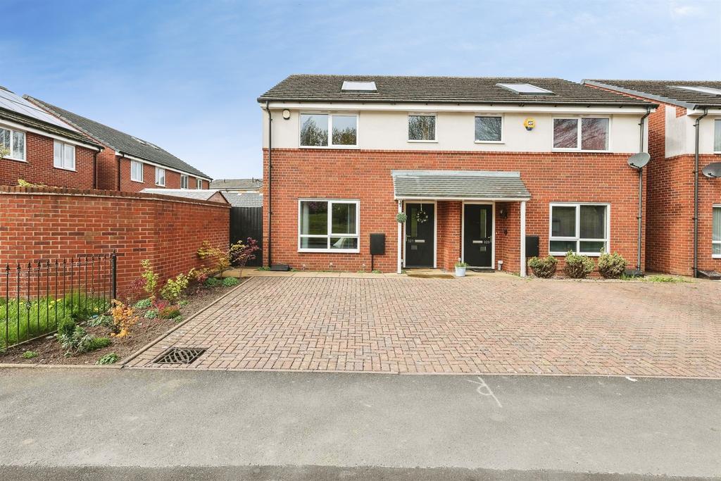 3 bedroom semi-detached house for sale