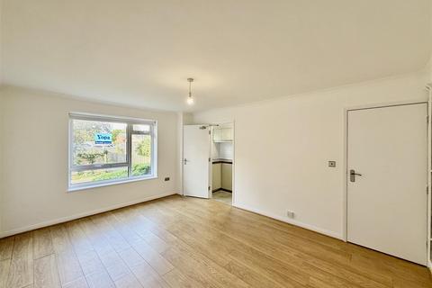 1 bedroom apartment to rent, Stourton Avenue, Feltham TW13