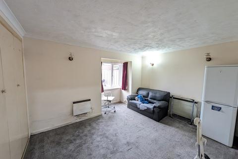 Studio to rent, Twin Oaks Court, Uxbridge, Greater London, UB8
