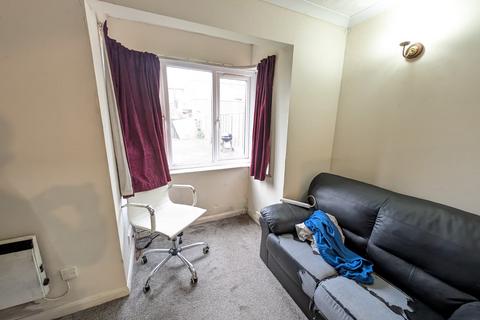 Studio to rent, Twin Oaks Court, Uxbridge, Greater London, UB8
