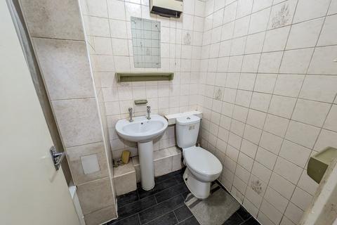 Studio to rent, Twin Oaks Court, Uxbridge, Greater London, UB8