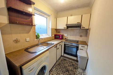 Studio to rent, Twin Oaks Court, Uxbridge, Greater London, UB8