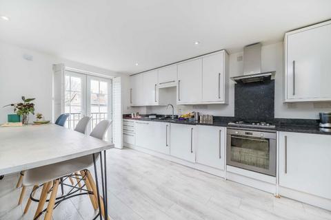 1 bedroom flat to rent, Station Road, Hampton TW12