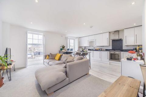 1 bedroom flat to rent, Station Road, Hampton TW12