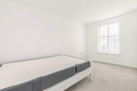 1 bedroom flat to rent, Station Road, Hampton TW12