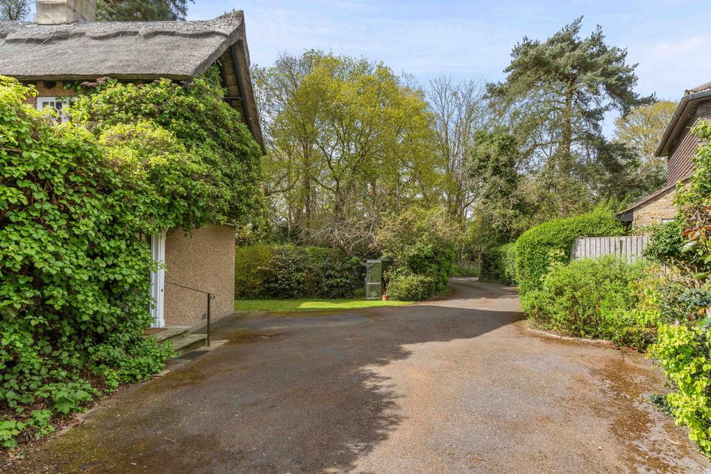 Detached house exterior, driveway