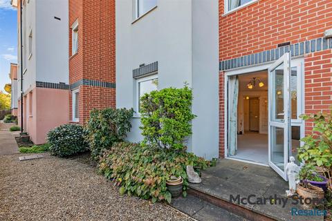 1 bedroom apartment for sale, Benedict Court, Western Avenue, Newbury, Berkshire, RG14 1AR