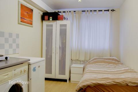 1 bedroom in a house share to rent, Glamorgan Close, Mitcham, CR4