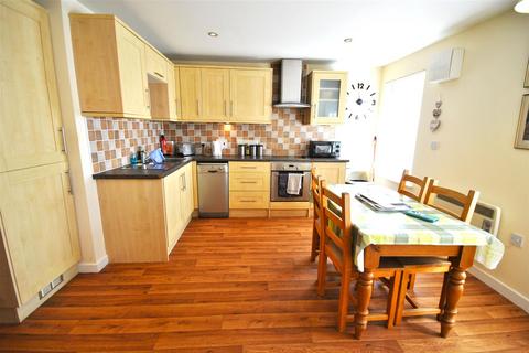 2 bedroom apartment to rent, Warren Street, Tenby