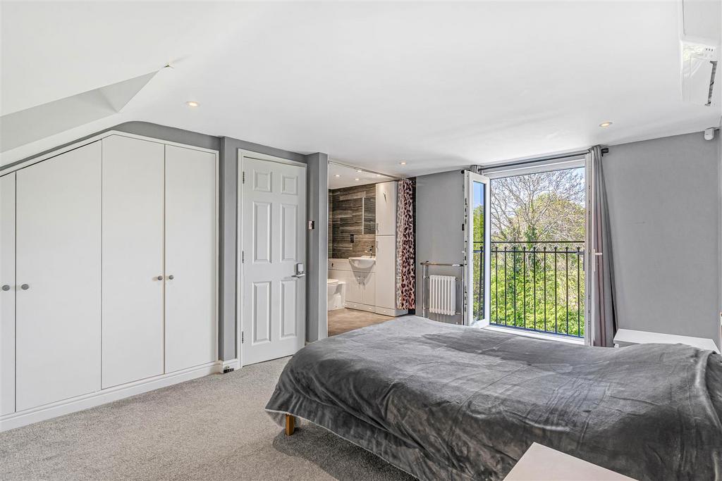 Master bedroom, en suite, balcony
