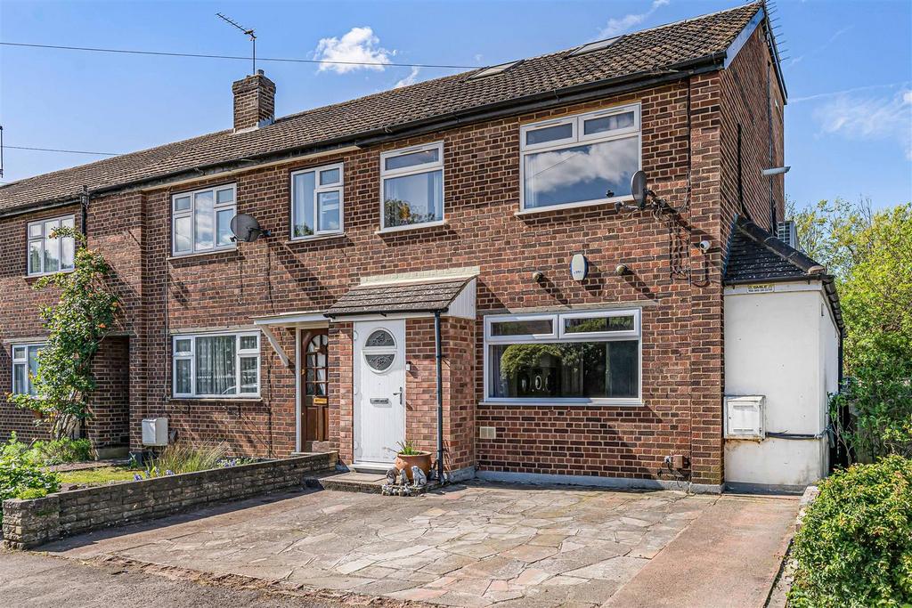 Detached house exterior, driveway