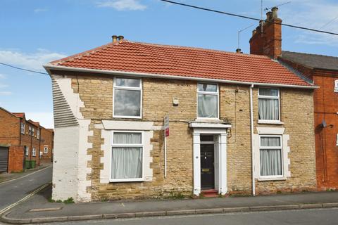4 bedroom end of terrace house for sale, King Street, Winterton, Scunthorpe