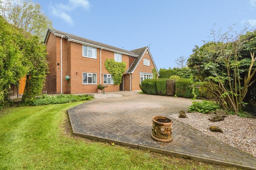 4 bedroom detached house for sale