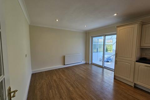 4 bedroom semi-detached house to rent, BEDFORD ROAD