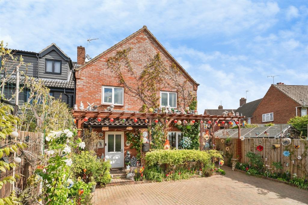 4 bedroom semi-detached house for sale