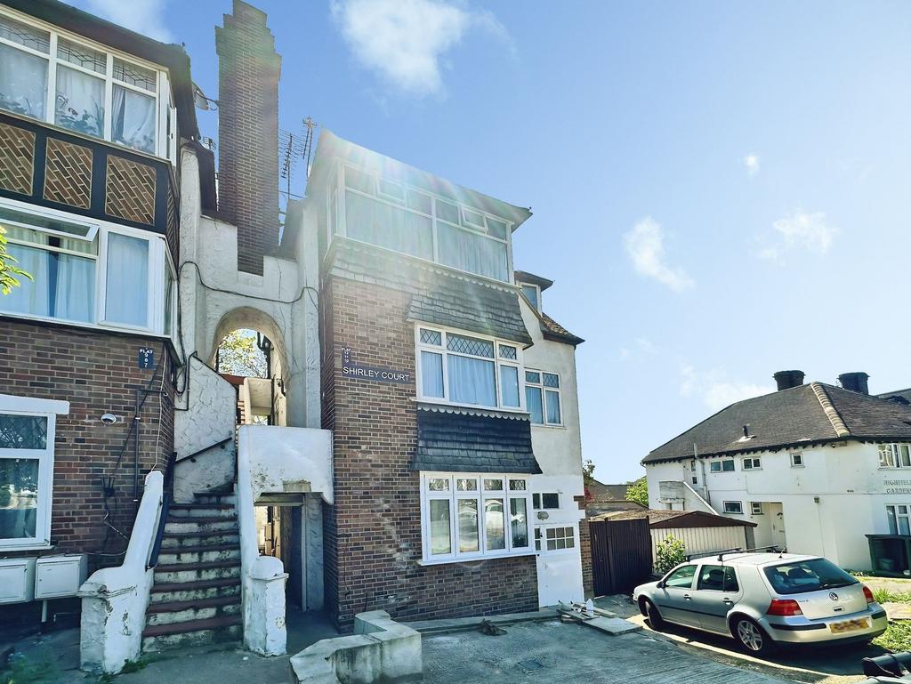 Highfield Avenue, Shirley Court... 1 bed flat - £1,450 pcm (£335 pw)