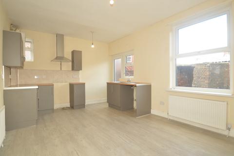 2 bedroom end of terrace house to rent, Deckham Terrace, Gateshead, NE8