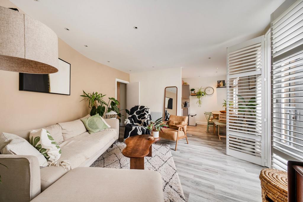 Apartment in London, London Borough of Tower Hamlets - View 2