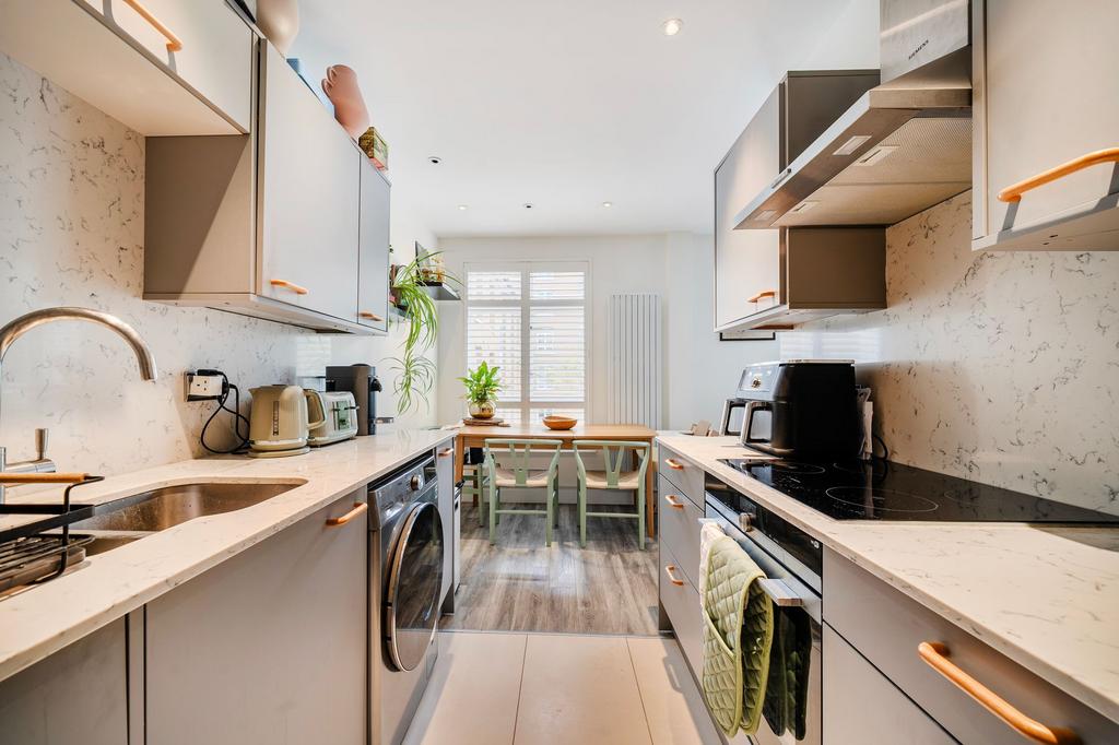 Apartment in London, London Borough of Tower Hamlets - View 4