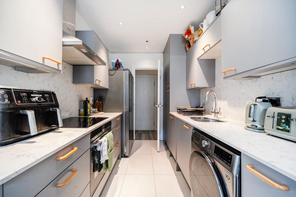 Apartment in London, London Borough of Tower Hamlets - View 5