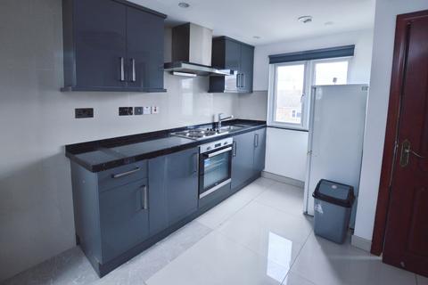 Studio to rent, Falcon Street, London