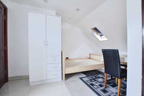Studio to rent, Falcon Street, London