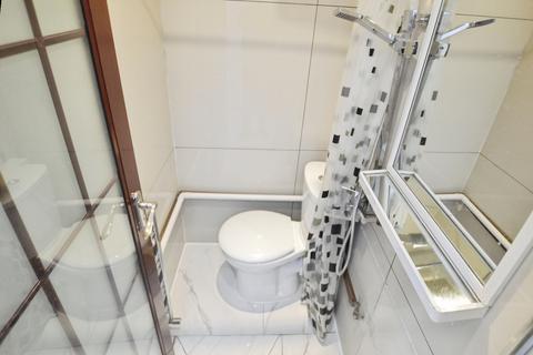Studio to rent, Falcon Street, London