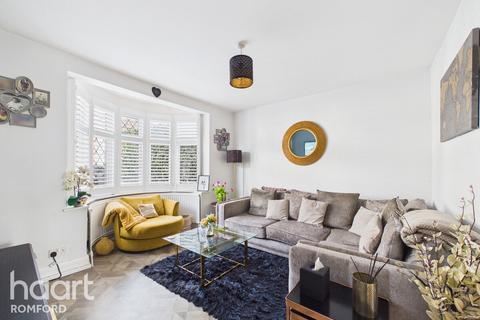 4 bedroom semi-detached house for sale, Norwood Avenue, Romford