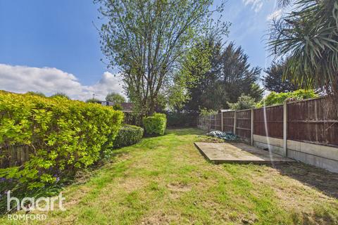 4 bedroom semi-detached house for sale, Norwood Avenue, Romford